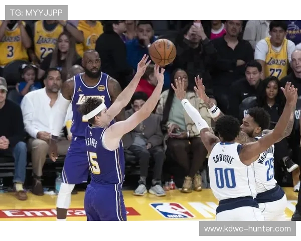 湖人对决快船八日大战揭幕洛杉矶篮球盛宴引发球迷热潮